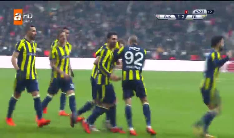 Volkan Demirel golden sonra tribünlere koştu! Hakem...